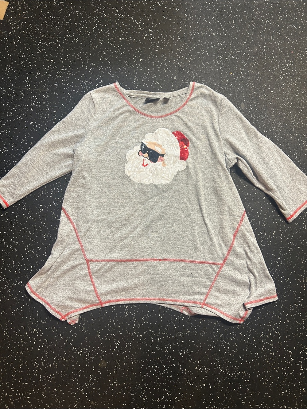 Onque Casuals Gray Long-Sleeve Santa Graphic Top with Red Trim